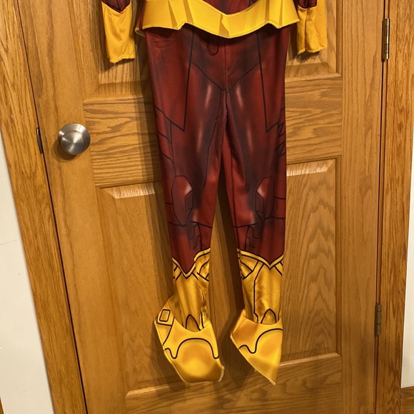 The Flash child muscle costume - size medium (5-7) by Justice League. - Picture 7 of 9